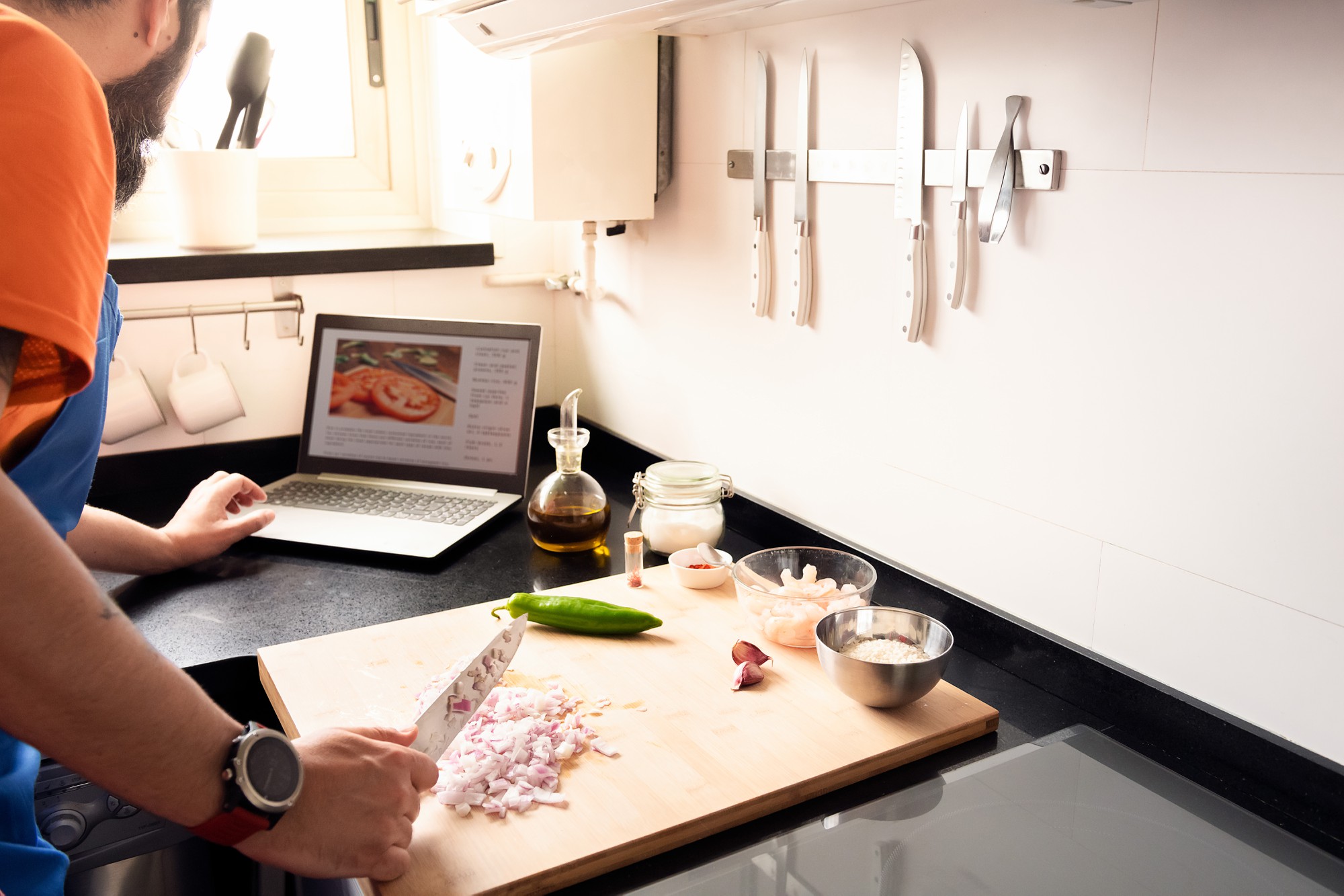 Piccola cucina professionale con strumenti organizzati