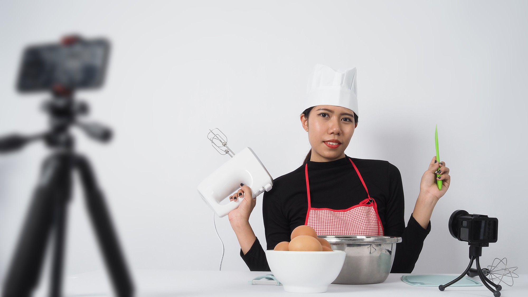Chef che insegna in una lezione online dal suo studio
