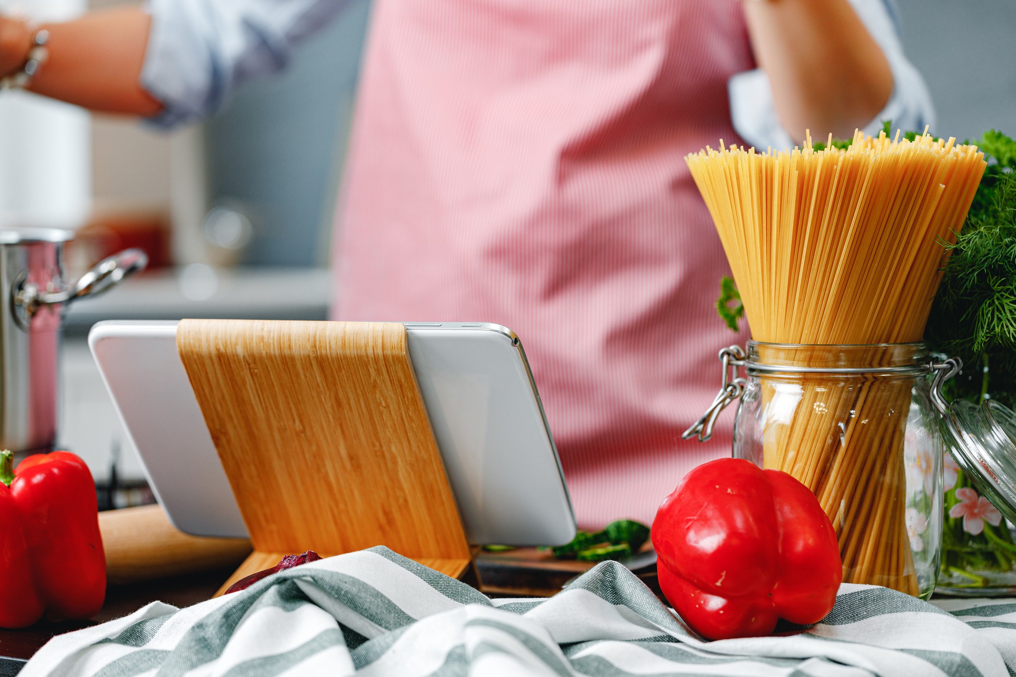 Tavolo con attrezzi da cucina e laptop per le lezioni online